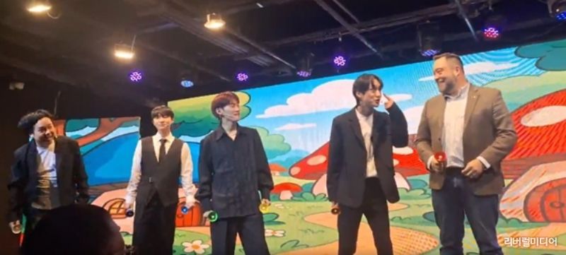 공연을 하고있는 K-Pop 개그 아이돌 과 바스티안 뢰슬러 회장 회장 (Plasmatreat Korea) (사진제공: 주한외국기업연합회 KOFA)