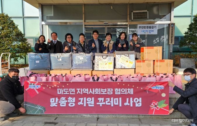 마도면 지역사회보장협의체가 17일 관내 취약계층 및 어린이가정을 대상으로 맞춤형 지원꾸러미 전달에 앞서 기념촬영하고 있다