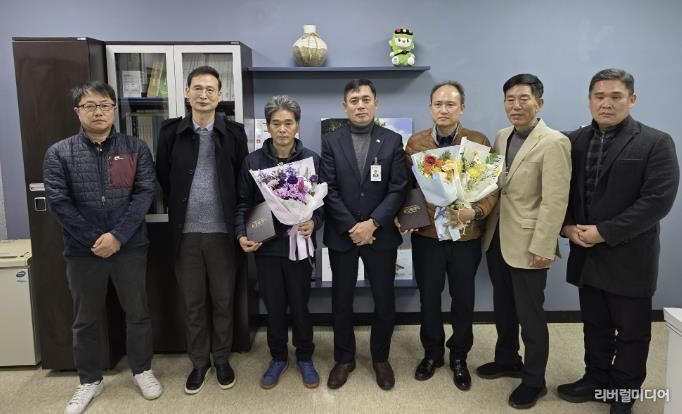 화성특례시가 30일 모범 택시 운수종사자에 표창장을 수여했다