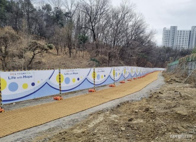 과천지식정보타운 내 근린공원 3 경계를 따라 조성한 임시 보행로 모습