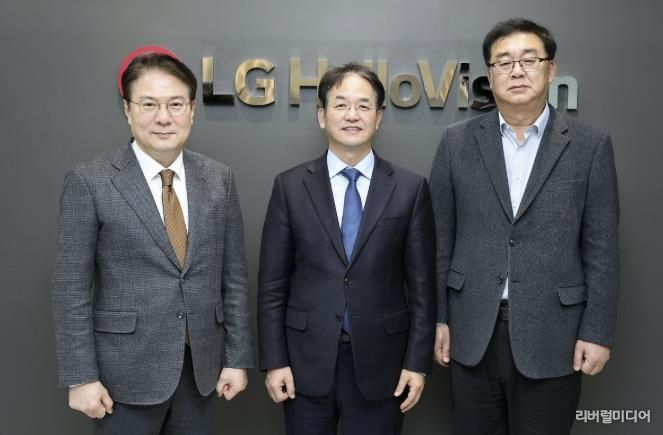 삼송MBN스튜디오 지식산업센터에 입주한 LG헬로비전 방문 기념촬영_왼쪽부터 이동원 MBN매일방송 대표, 이동환 고양특례시장, 송구영 LG헬로비전 대표