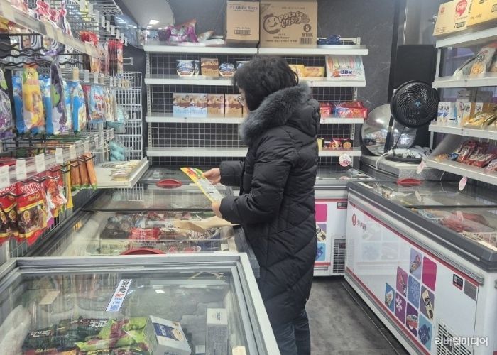 지난 20일 관내 어린이기호식품 조리·판매업소를 대상으로 지도·점검을 실시하고 있다.