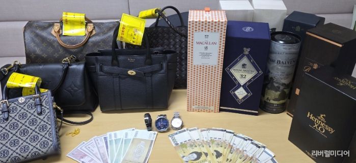 지난해 금융 재테크 자산 은닉 체납자를 대상으로 실시한 가택수사에서 압류한 물품 등.