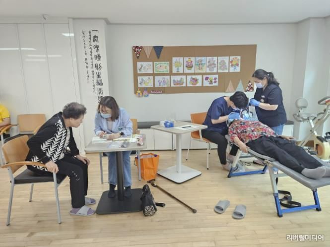 단원보건소에서 관내 경로당을 찾아 어르신 구강돌봄 예방진료를 하고 있다.