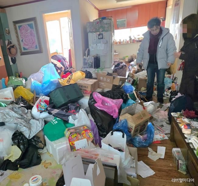 생활 폐기물이 정리되지 않은 가구 방문 모습