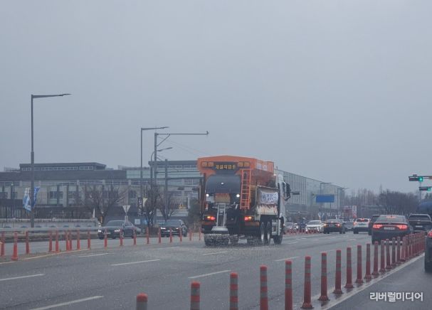 지난 1월 11일 제설차량으로 도로에 제설제를 살포하는 모습.