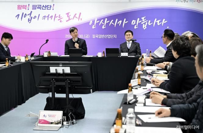 이민근 안산시장(사진 왼쪽)이 30일 팔곡일반산업단지에서 현장 간부회의를 진행하고 있다.