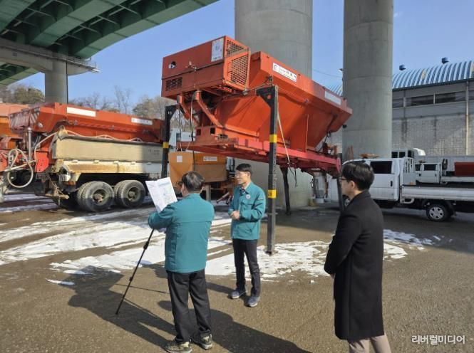 김경주 기흥구청장이 취임식 대신 구민의 안전과 생활 현안을 살피는 현장방문으로 공식 업무를 시작했다.