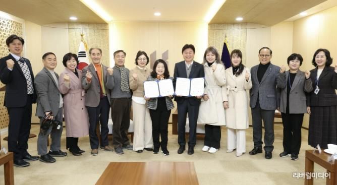 협약식 관계자들이 협약 체결 단체 기념사진을 찍고 있다.