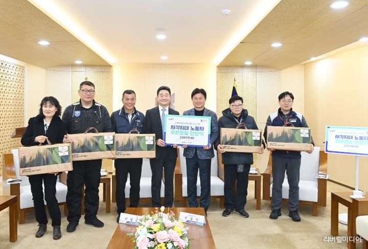 전달식 참석자들이 기념사진을 찍고 있다.