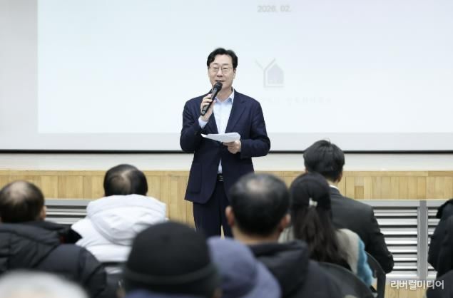 정명근 화성특례시장이 ‘동부 반다비체육센터 건립’ 주민설명회에서 인사말을 하고 있다.