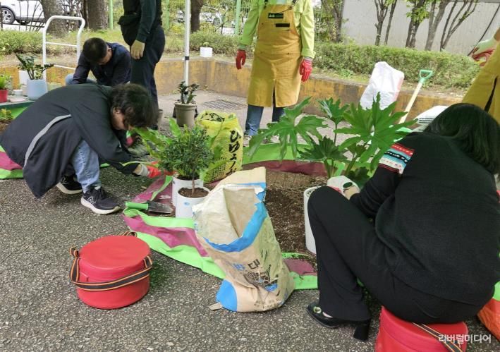 ‘찾아가는 새빛 정원 상담실’에서 시민들이 분갈이 교육을 받고 있다.