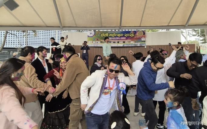 1일 외국인주민지원본부 야외무대에서 네팔 전통 명절 '홀리(Holi) 축제'가 진행중이다