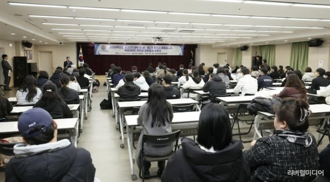 부천시는 지난달 27일 ‘제2기 체육꿈나무 장학생 장학증서 수여식’을 열었다.