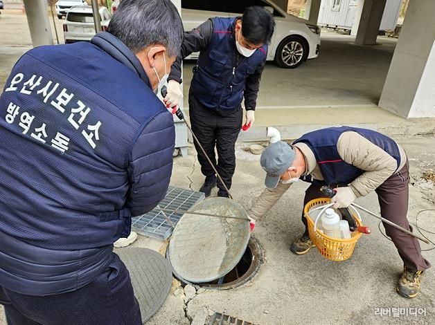 오산시보건소, 해빙기 위생해충 선제 방역을 위한 유충구제 활동 강화