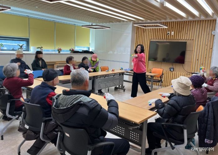 3일 소하동 치매안심센터에서 '기품(기억을 품은) 쉼터' 첫 회기를 진행하고 있다.