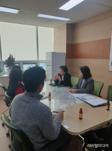 시 관계자가 고양교육지원청과 고등학생 원거리 통학 문제를 논의하고 있다.