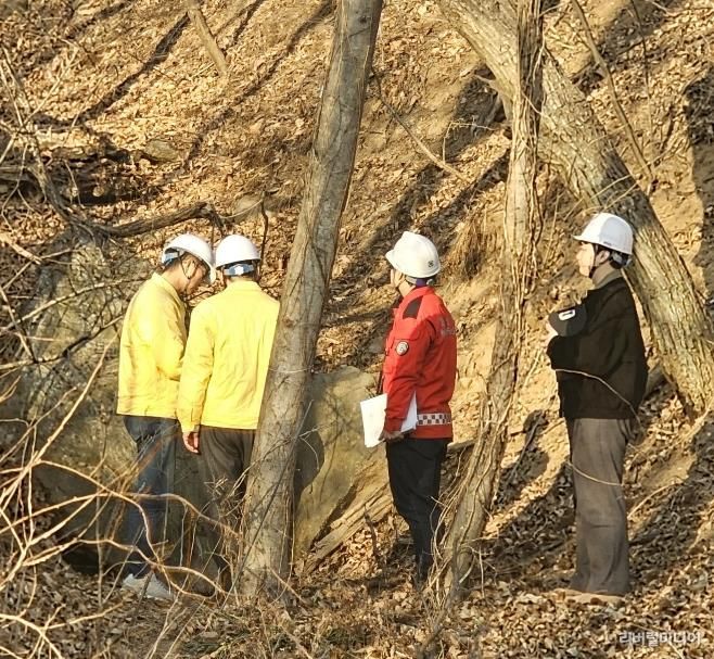 윤성진 제1부시장이 정남면 산사태 취약지역에서 관계 공무원들과 함께 사면 상태를 점검하고 있다.