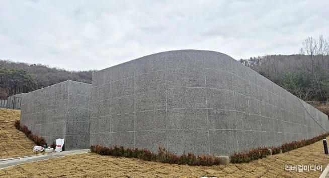 신규 설치된 화성도시공사 함백산추모공원 봉안담 사진