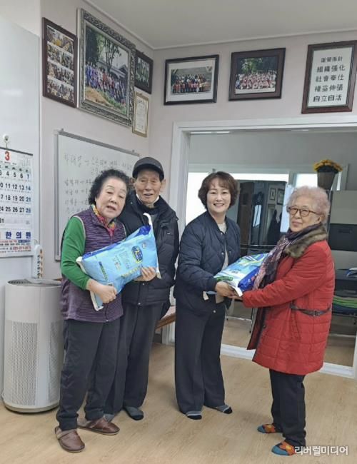 시흥시 신천동 제6기 주민자치회, ‘사랑의 쌀’로 이웃사랑 실천