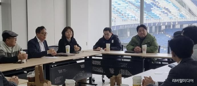 수원시 팔달구 우만1동, 수원블루윙즈와 간담회 개최