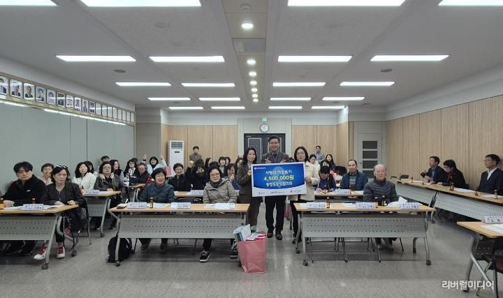 중앙동 통장협의회, 평택행복나눔본부에 이웃돕기 성금 전달