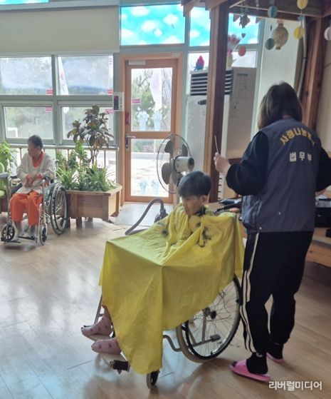 요양원 어르신의 마음을 다듬는 미용사