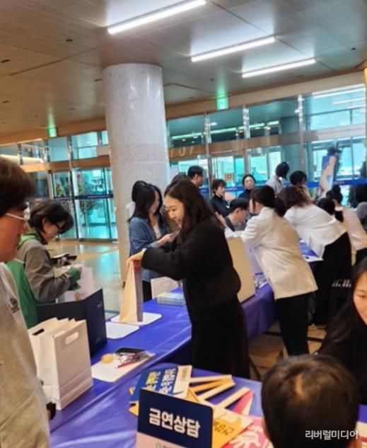 시민들이 시청 로비 건강체험관에서 혈압·혈당 측정과 건강상담을 받고 있다