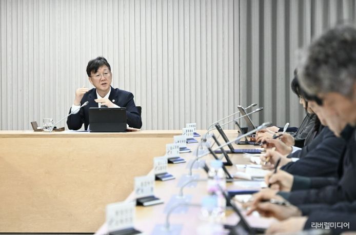 이민근 안산시장이 20일 디지털전환허브에서 진행된 현장간부회의에서 주요 전략사업의 진행 상황을 점검하며 부서 간 협력 방안을 논의하고 있다.