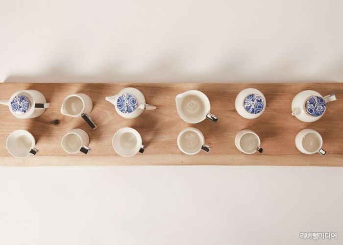 김영숙 작가 제53회 경기도 공예품대전 수상 작품(청화백자 각진 손잡이)