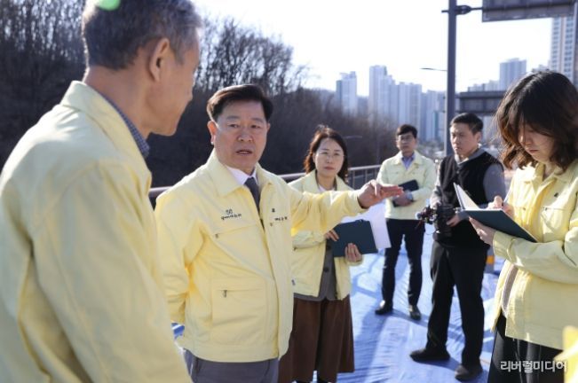 박승원 광명시장이 지난 13일 충훈대교를 방문해 안전 관리에 만전을 가해줄 것을 당부하고 있다.