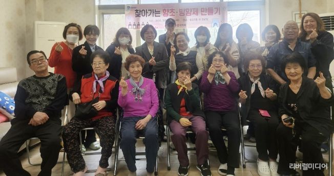 수원시 영통구 광교2동 어르신 곁으로 찾아가는 향기 치유… 주민자치회, '찾아가는 향초·방향제 만들기' 운영