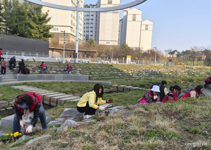 광명시 소하1동 행정복지센터와 통장협의회는 지난 25일 한내근린공원 일원에서 기후위기 대응을 위한 ‘우리 마을 꽃 심기’행사를 추진했다.