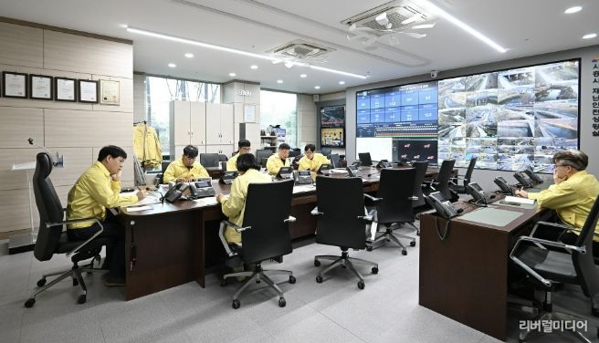 3월 26일 시흥시청 재난상황실에서 산불관련 상황판단회의가 열리고 있다