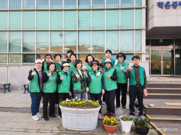 학온동 행정복지센터, 화사한 봄꽃으로 새 단장