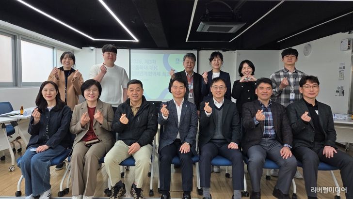 아동학대 대응 정보연계협의체 회의 참석자들이 회의를 마치고 기념촬영을 하고 있다.