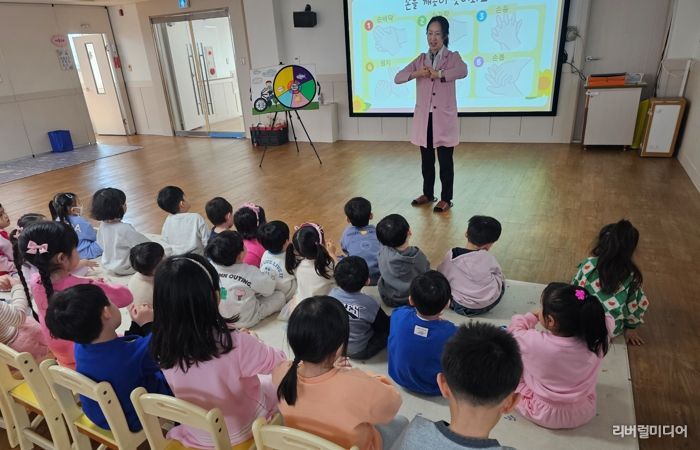 어린이집에서 도담도담 건강교실을 진행하고 있는 모습