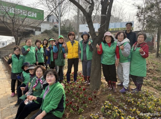 평택시 청북읍 새마을부녀회 봄꽃 심기로 봄기운 전해