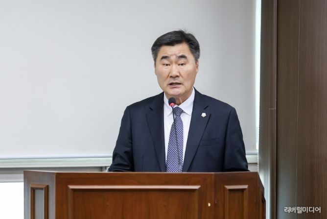 안산시의회 유재수 의원이 지난달 24일 제1상임위원실에서 열린 제302회 임시회 문화복지위원회에서 자신이 대표 발의한 ‘안산시 성인 문자해득교육 지원에 관한 조례 전부개정조례안’에 대해 설명하고 있다.