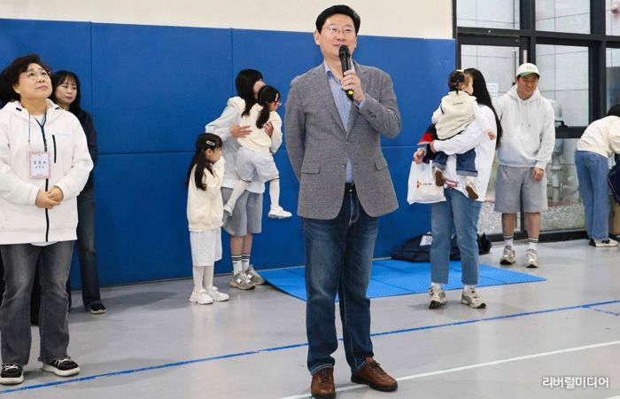 이상일 용인특례시장이 4일 용인제일교회에서 열린 시립용인어린이집 가족운동회에 참석해 인사말을 하고 있다