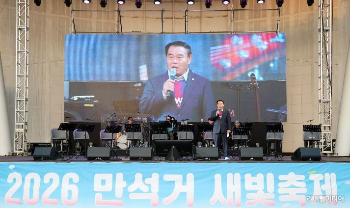 이재식 수원특례시의회 의장이 4일 만석공원에서 열린 ‘2026 만석거 새빛축제’ 개막식에 참석해 인사말을 하고 있다.