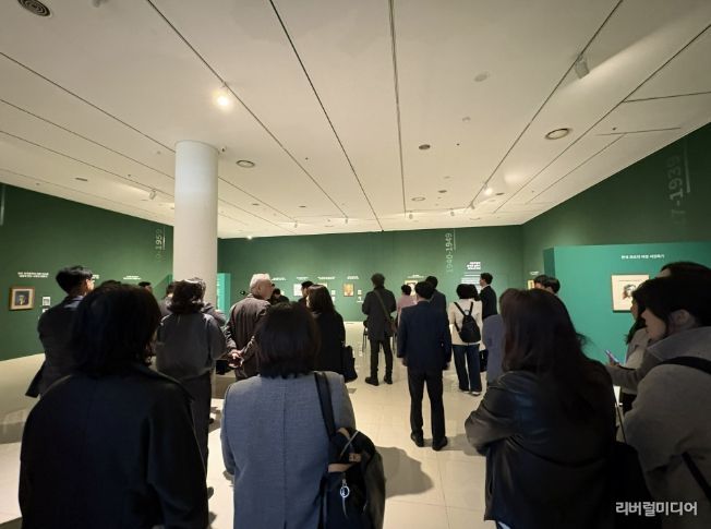 《FACE : 문인 - 시대를 담은 얼굴들》 전시장 관람 사진